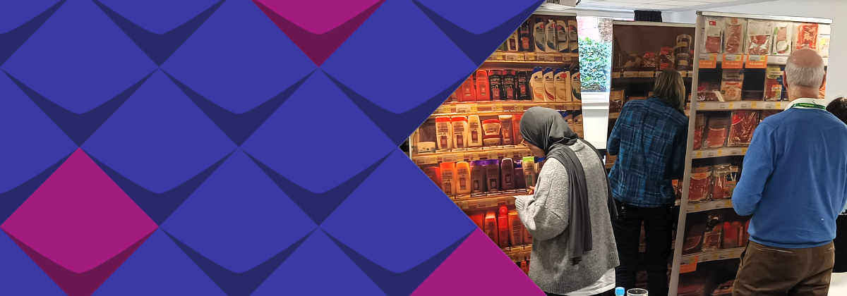 Zwei Personen simulieren einen Einkauf.