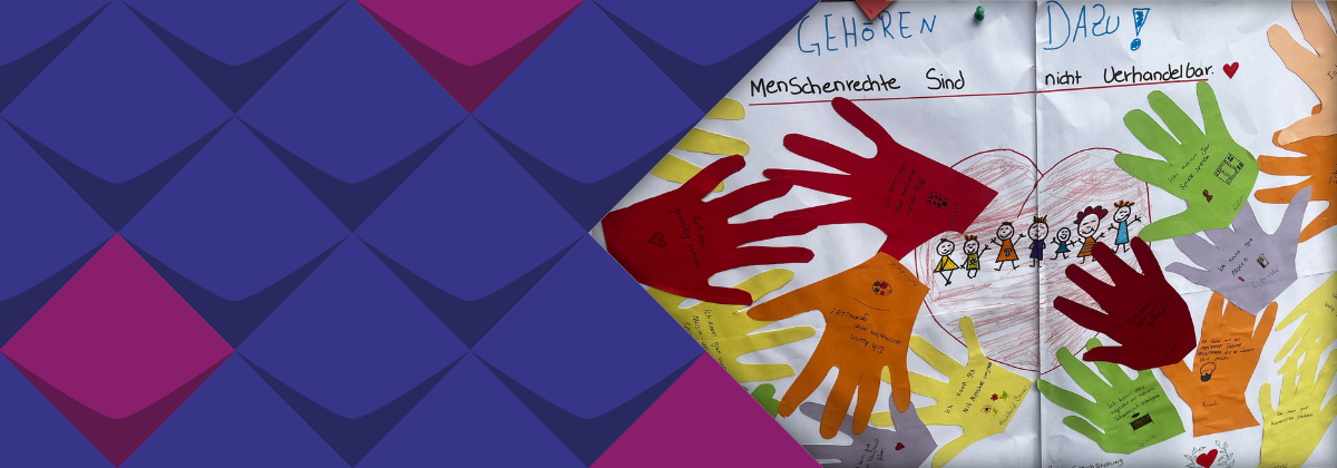 Das Bild ist eine Collage zum Thema Menschenrechte. Darauf habe viele Menschen ihre Botschaften aufgeschreiben.