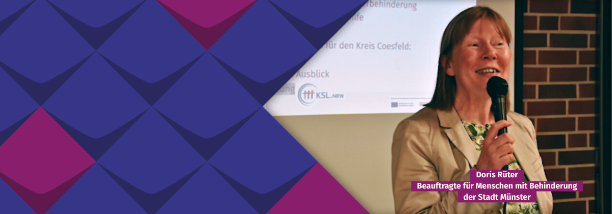 Eine Frau mit einem Mikrofon in der Hand