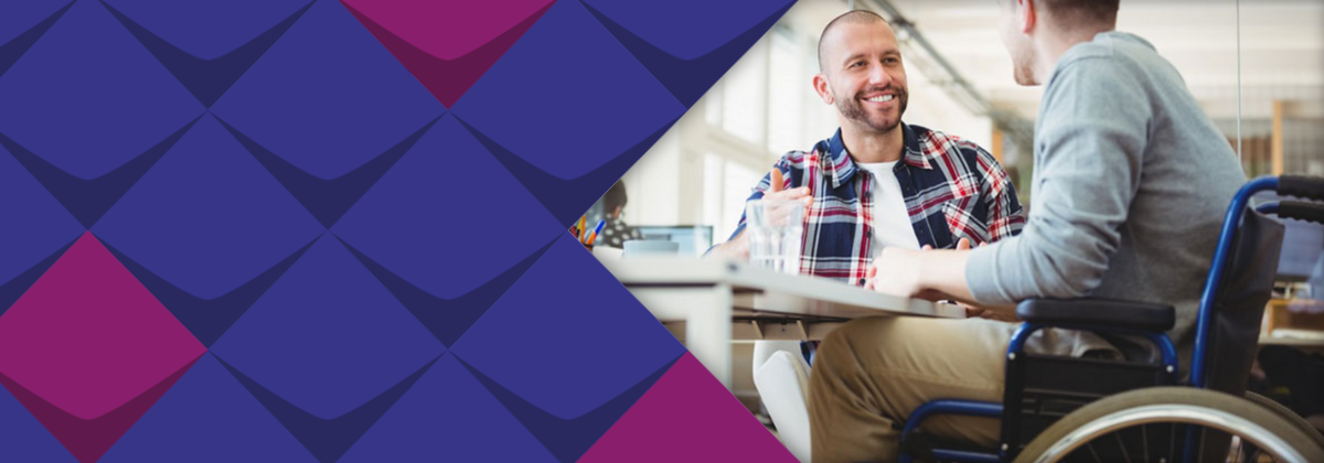 Zwei Personen sitzen an einem Tisch und sprechen miteinander. Dieses Bild soll eine Peer-to-peer-Beratung symbolisieren.