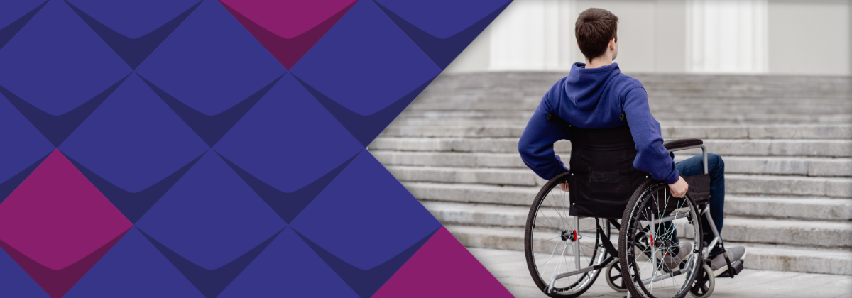 Eine Person in einem Rollstuhl steht vor einer Treppe.