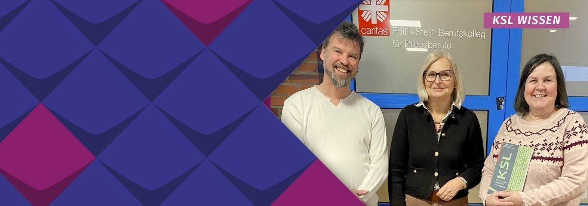 Drei Personen vor einer Glastür. Darüber das Logo des Caritas-Verbands Warendorf und der Name Edith-Stein-Berufskolleg. Die drei Personen sind Oliver Schneider, Beate Bruns-Schneider und Cornelia Lückener-Korte.