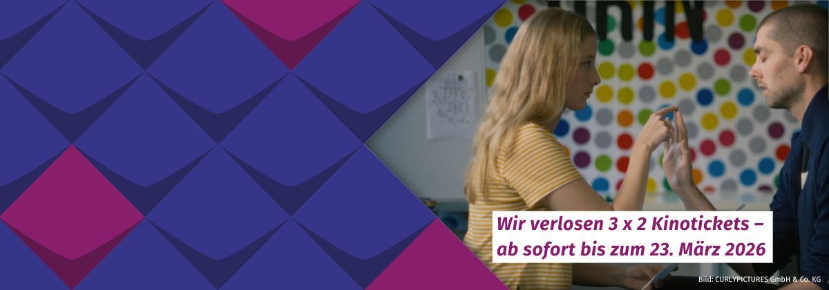 Text auf Motiv: Wir verlosen 3 x 2 Kinotickets  für den Film „ALS WÄRE ES LEICHT“ ab sofort bis zum 23. März 2026. Motivausschnitt aus dem Kinofilm: Eine Frau mit blonden langen Haaren, in einem weiß-gelb gestreiften Shirt, und der Mann, mit kurzgeschorenem Haar und dunkelblauer Trainingsjacke, sitzen sich gegenüber und berühren sich an den Händen, sie kommunizieren mit dem Lorm-Alphabet.
