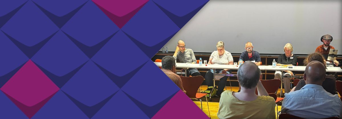 Die Lesenden sitzen an einerm langen Tisch vor den Zuhörenden. Zu sehen sind von links: Karsten Kirschke, Nicole Schroll, Felix Schäper, Andrea Kreuzeck und Julius Südhoff