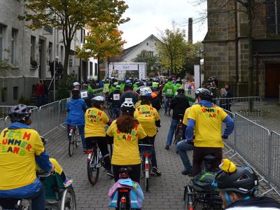 Ein buntes Team auf dem Weg zum Start.