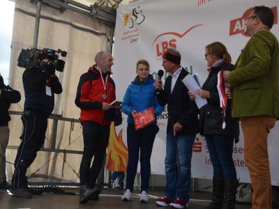 Der Olympia-Sieger Hans Peter Durst und Waderslohs Bürgermeister Christian Thegelkamp nahmen die Siegerehrung vor.