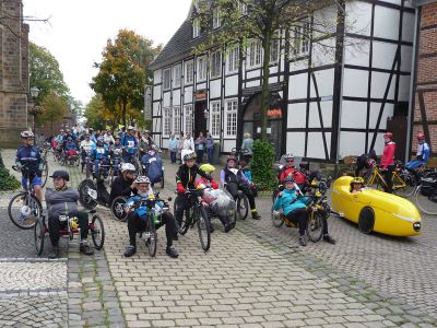 Viele Menschen warten mit ihren Rädern, Tandems, Dreirädern und Liegerädern auf die Freigabe zum Start des ersten GIRO inklusiv.