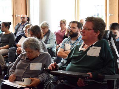 Zuschauer*innen bei der Auftaktveranstaltung zum PB