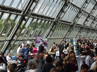 Blick in den Glasanabu des Wissenschaftsparks in Gelsenkirchen der anlässlich der Auftaktveranstatung zum PB voller Menschen ist.