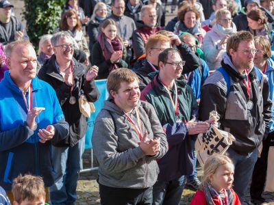 Schöne Herbstsonne - die Zuschauer vor der Tribüne warten auf die Siegerehrung.