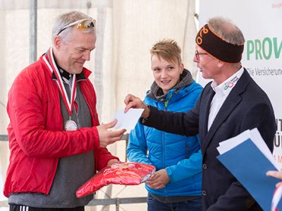 Mehrfacher Olympiasieger Hans-Peter Durst überreicht die Medaillien.