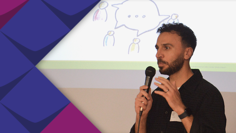 Das Bild zeigt den Moderator Maher Seger bei der Eröffnung des Fachtags.