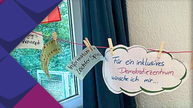 Auf Karten konnten die Gäste ihre Wünsche für das Demokratiezentrum notieren.