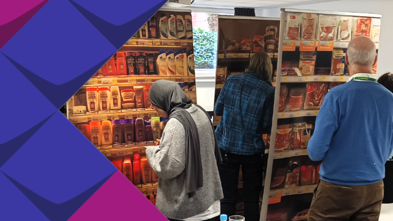 Zwei Personen simulieren einen Einkauf.