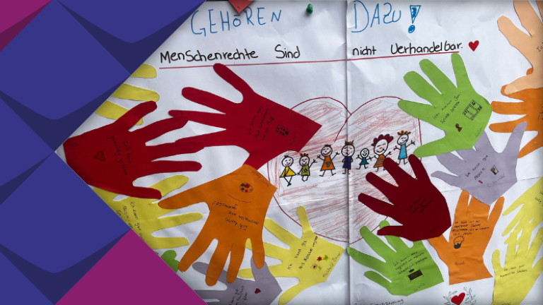 Das Bild ist eine Collage zum Thema Menschenrechte. Darauf habe viele Menschen ihre Botschaften aufgeschreiben.