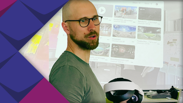 Das Foto zeigt Marcel Scharf. Er trägt Bart und Brille. Seine Haare hat er ganz kurz rasiert. Er trägt ein grünes T-Shirt. In der Hand hält er eine VR-Brille.