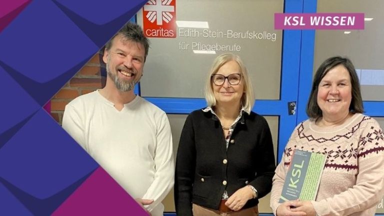 Drei Personen vor einer Glastür. Darüber das Logo des Caritas-Verbands Warendorf und der Name Edith-Stein-Berufskolleg. Die drei Personen sind Oliver Schneider, Beate Bruns-Schneider und Cornelia Lückener-Korte.