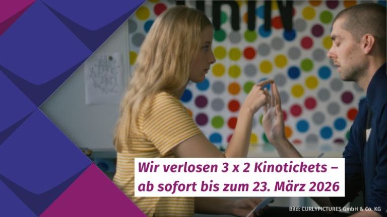 Text auf Motiv: Wir verlosen 3 x 2 Kinotickets  für den Film „ALS WÄRE ES LEICHT“ ab sofort bis zum 23. März 2026. Motivausschnitt aus dem Kinofilm: Eine Frau mit blonden langen Haaren, in einem weiß-gelb gestreiften Shirt, und der Mann, mit kurzgeschorenem Haar und dunkelblauer Trainingsjacke, sitzen sich gegenüber und berühren sich an den Händen, sie kommunizieren mit dem Lorm-Alphabet. 