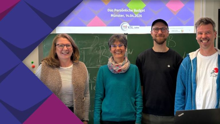 Gruppenfoto vor einer Schultafel: Karolin Thater, begleitende Lehrkraft an der Hildegardisschule neben den Referent*innen Martina Steinke, Marcel Scharf und Oliver Schneider vom KSL.Münster