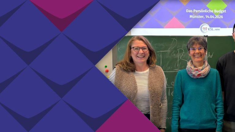 Gruppenfoto vor einer Schultafel: Karolin Thater, begleitende Lehrkraft an der Hildegardisschule neben den Referent*innen Martina Steinke, Marcel Scharf und Oliver Schneider vom KSL.Münster