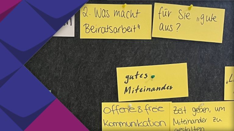 Foto einer Pinnwand mit von Hand beschrifteten Pappkarten: "Was macht für Sie gute Beiratsarbeit aus?": "Gutes Miteinander", "Lust auf die Beiratsarbeit"; "offene und freie Kommunikation", "Zeit geben, um miteinander zu gestalten", "eigene Grenzen beachten", "Unterstützung in der Ausschussarbeit", "Zuständigkeiten kennen"