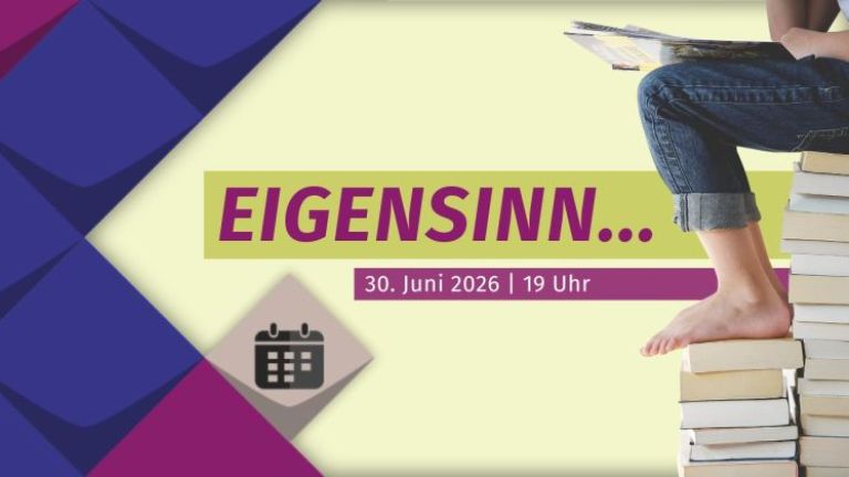 Text: EIGENSINN, 30.6.26 um 19 Uhr. Daneben ein Kalendersymbol sowie ein Foto einer nicht erkennbaren Person, die ihre Füße auf einem Stapel Bücher abstellt und ein Buch auf dem Schoß liegen hat.