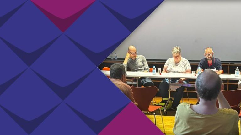 Die Lesenden sitzen an einerm langen Tisch vor den Zuhörenden. Zu sehen sind von links: Karsten Kirschke, Nicole Schroll, Felix Schäper, Andrea Kreuzeck und Julius Südhoff