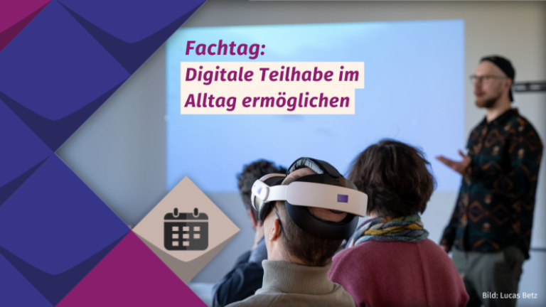 Text auf einem Foto: Fachtag: Digitale Teilhabe im Alltag. Das Foto zeigt eine Schulungs-Situation: Eine Person im Fokus trägt eine VR-Brille. Im Hintergrund sind weitere Personen zu sehen sowie Marcel Scharf vom KSL.Münster als Referent.