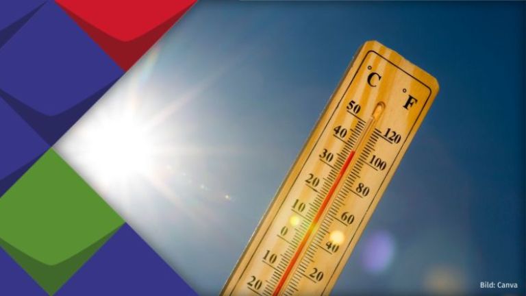 Foto eines Thermometers das in den blauen Himmel gehalten wird. Es zeigt Temperaturen über 30 Grad Celsius. Die Sonne scheint stark.